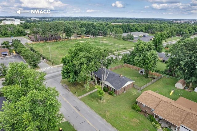 2406 SE 15Th Street, Bentonville, AR 72712
