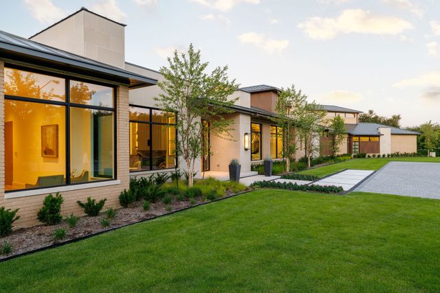 4527 N Lindhurst Avenue, Dallas, TX 75229