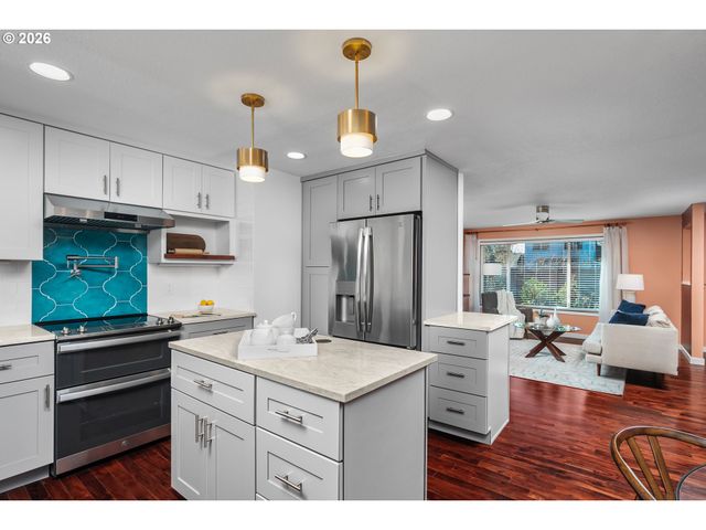 2817 Ne MEADOW Ct, Hillsboro, OR 97124