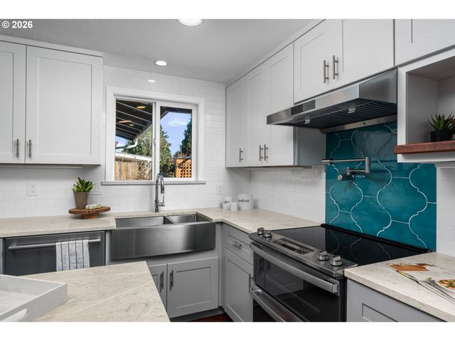 2817 Ne MEADOW Ct, Hillsboro, OR 97124