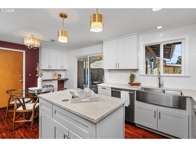 2817 Ne MEADOW Ct, Hillsboro, OR 97124