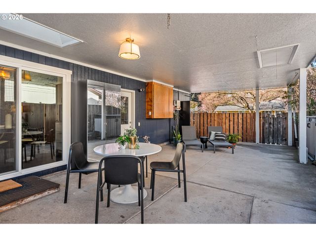 2817 Ne MEADOW Ct, Hillsboro, OR 97124