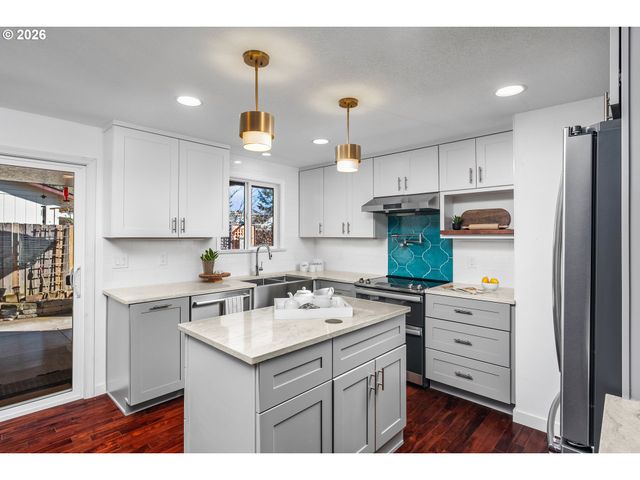 2817 Ne MEADOW Ct, Hillsboro, OR 97124