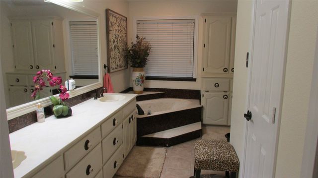 901 Lakeway Drive, Ennis, TX 75119