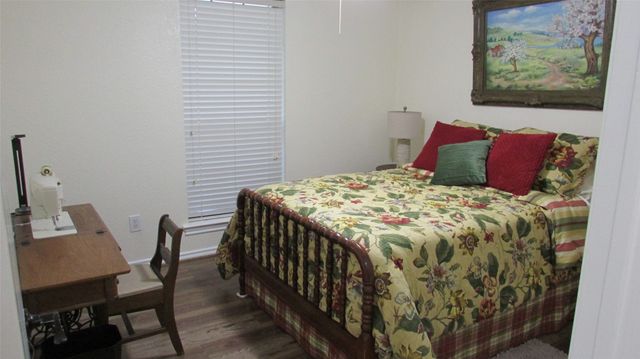 901 Lakeway Drive, Ennis, TX 75119