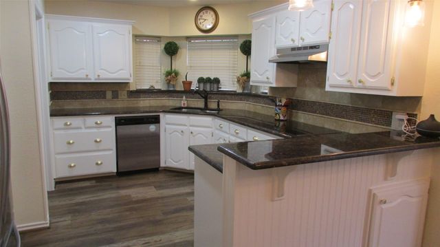 901 Lakeway Drive, Ennis, TX 75119