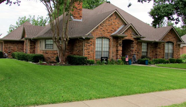901 Lakeway Drive, Ennis, TX 75119
