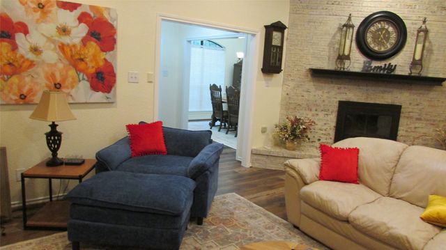 901 Lakeway Drive, Ennis, TX 75119