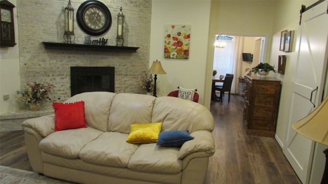 901 Lakeway Drive, Ennis, TX 75119
