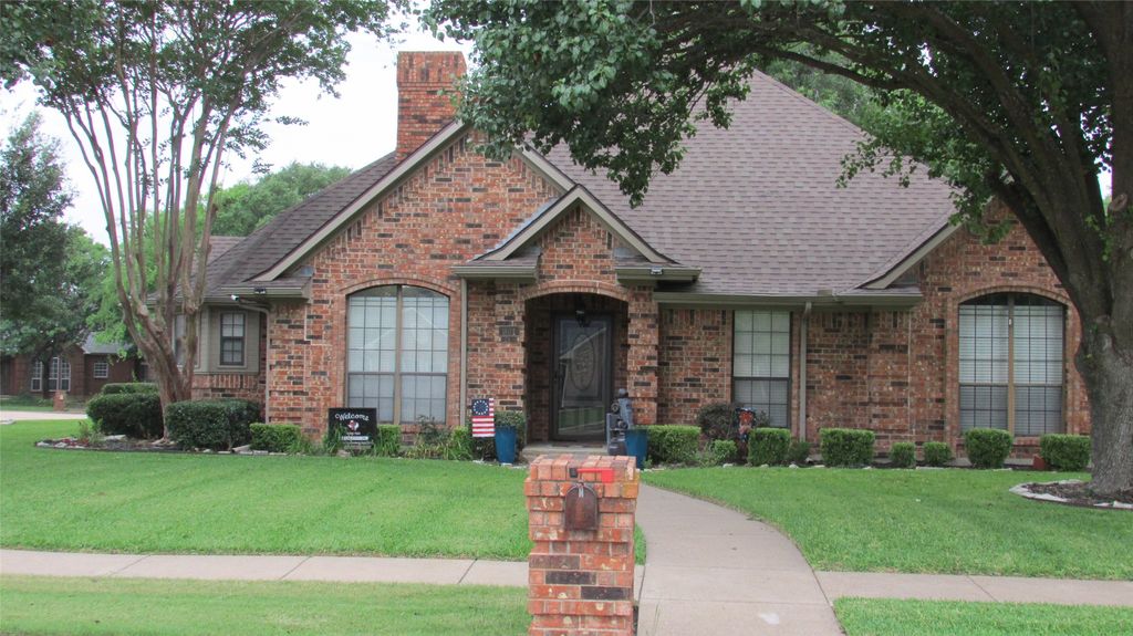 901 Lakeway Drive, Ennis, TX 75119
