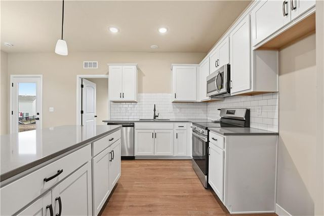 12428 S Aspen Lane, Lee's Summit, MO 64086