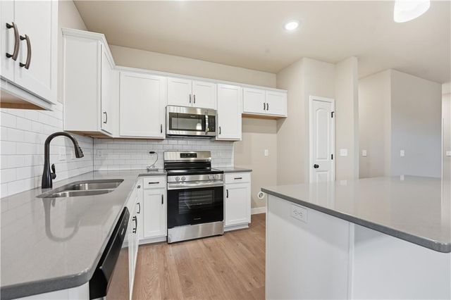 12428 S Aspen Lane, Lee's Summit, MO 64086