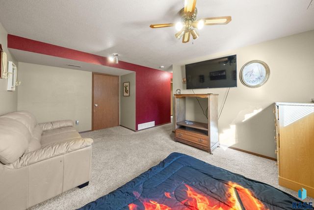 5301 S Holbrook Ave Avenue, Sioux Falls, SD 57106