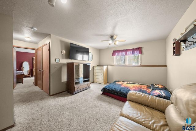 5301 S Holbrook Ave Avenue, Sioux Falls, SD 57106