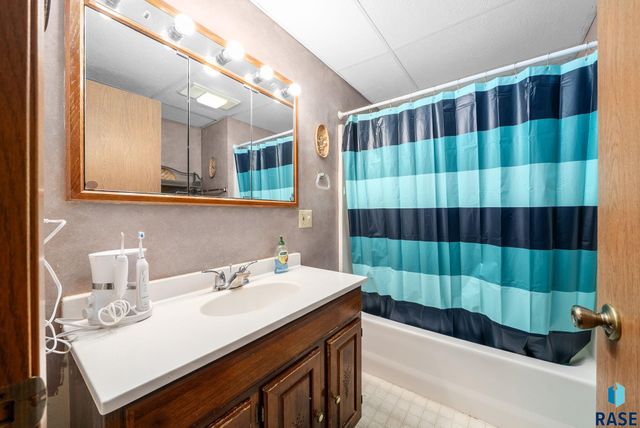 5301 S Holbrook Ave Avenue, Sioux Falls, SD 57106