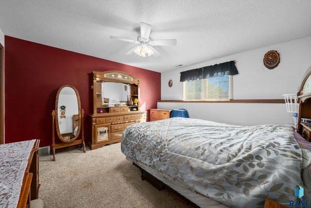 5301 S Holbrook Ave Avenue, Sioux Falls, SD 57106