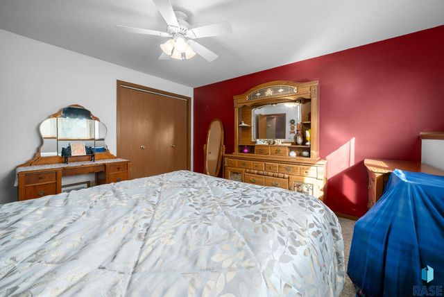 5301 S Holbrook Ave Avenue, Sioux Falls, SD 57106