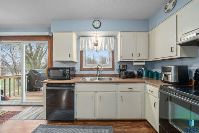 5301 S Holbrook Ave Avenue, Sioux Falls, SD 57106