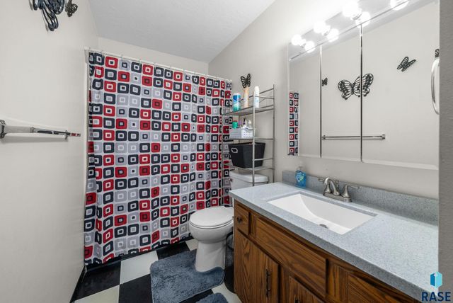 5301 S Holbrook Ave Avenue, Sioux Falls, SD 57106