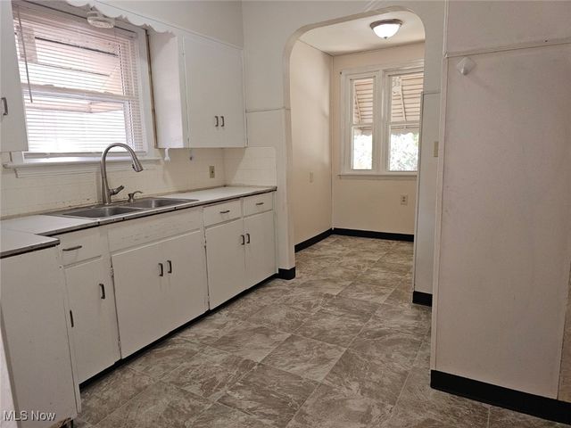 1048 Murray Avenue, Akron, OH 44310