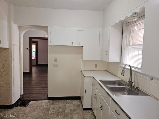 1048 Murray Avenue, Akron, OH 44310