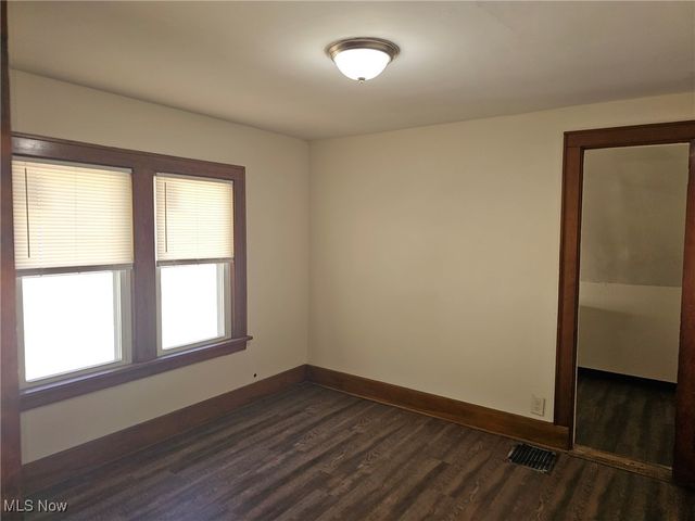 1048 Murray Avenue, Akron, OH 44310