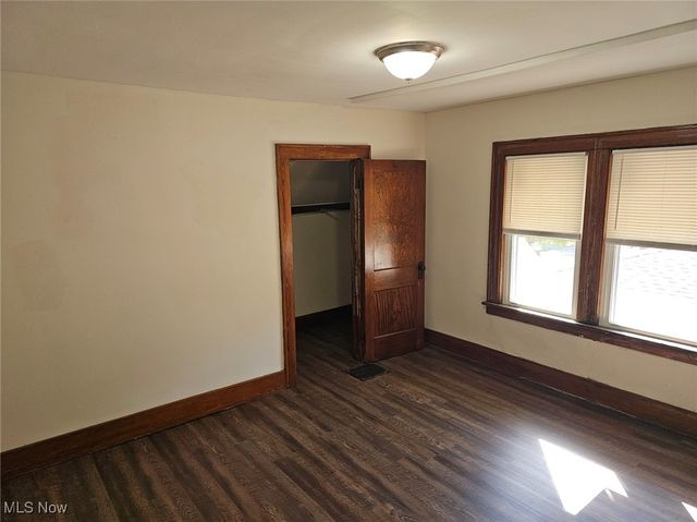 1048 Murray Avenue, Akron, OH 44310