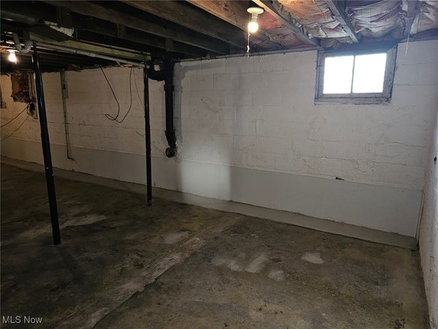 1048 Murray Avenue, Akron, OH 44310