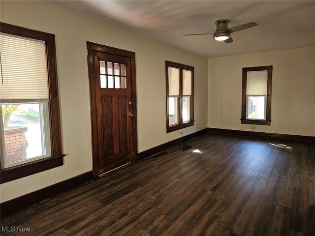 1048 Murray Avenue, Akron, OH 44310