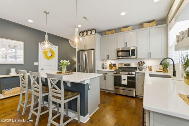 8800 Sanctuary Ln, Louisville, KY 40291