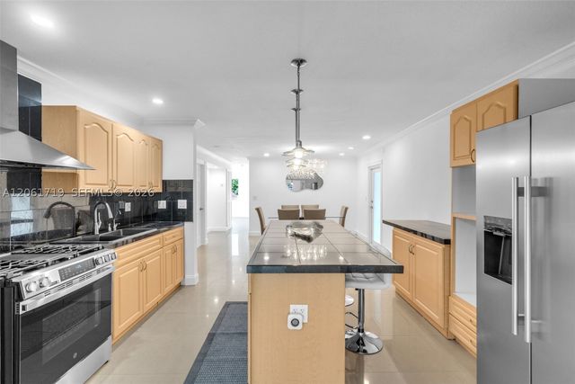 3685 W 9th Ave, Hialeah, FL 33012