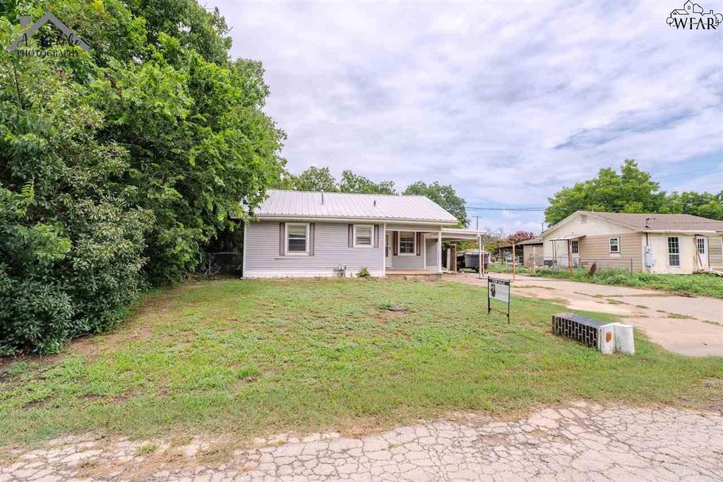 502 N HOOK STREET, Henrietta, TX 76365