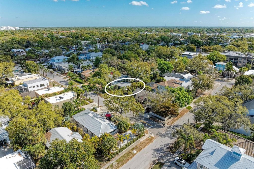 Image 2 of property listing at 3625 JACINTO COURT, Sarasota, FL 34239