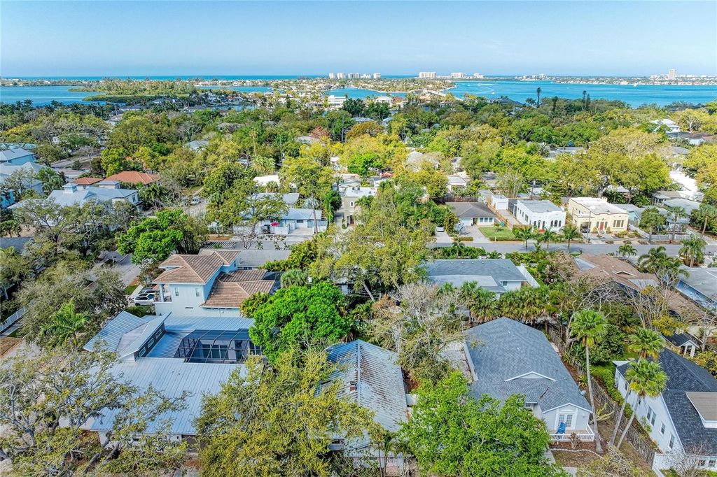 Image 11 of property listing at 3625 JACINTO COURT, Sarasota, FL 34239