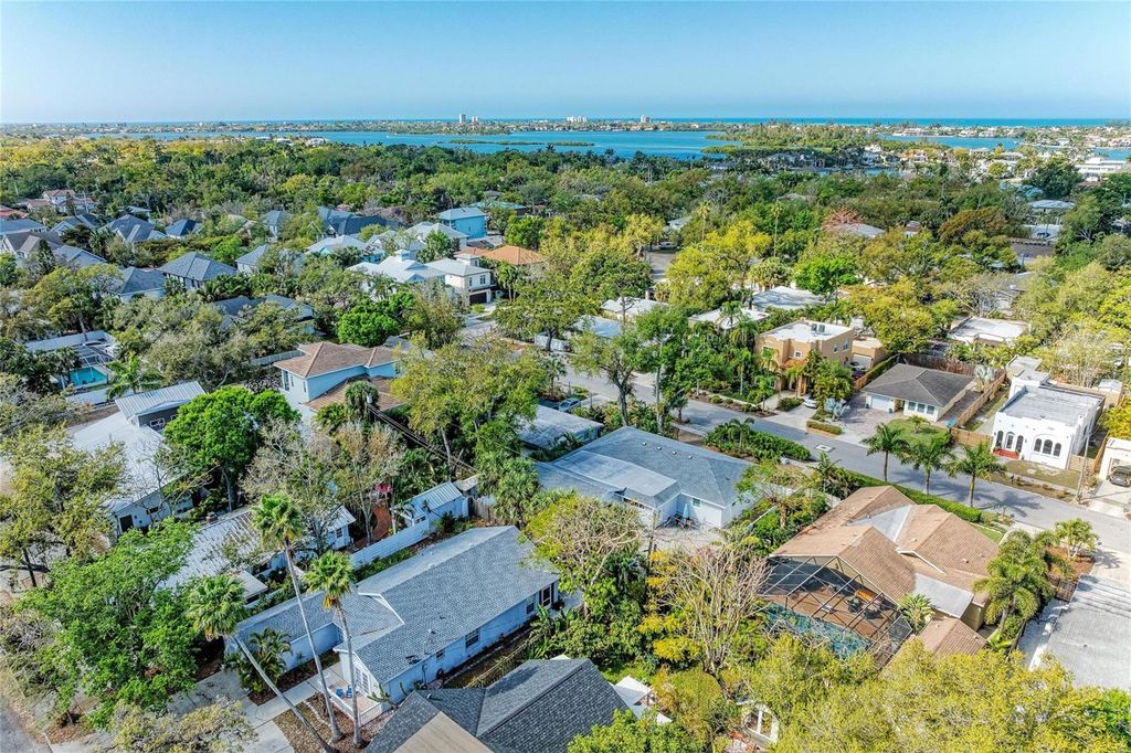 Image 12 of property listing at 3625 JACINTO COURT, Sarasota, FL 34239