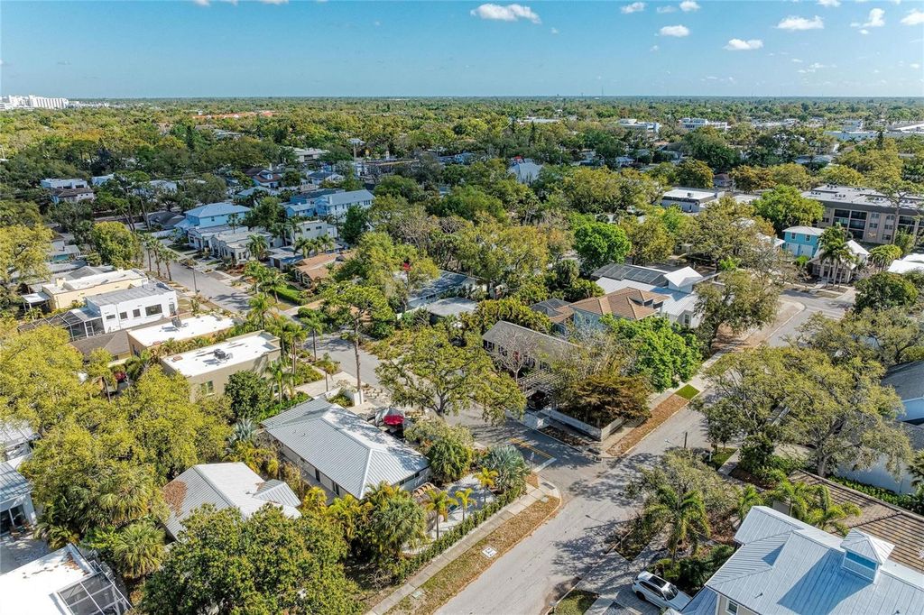 Image 17 of property listing at 3625 JACINTO COURT, Sarasota, FL 34239