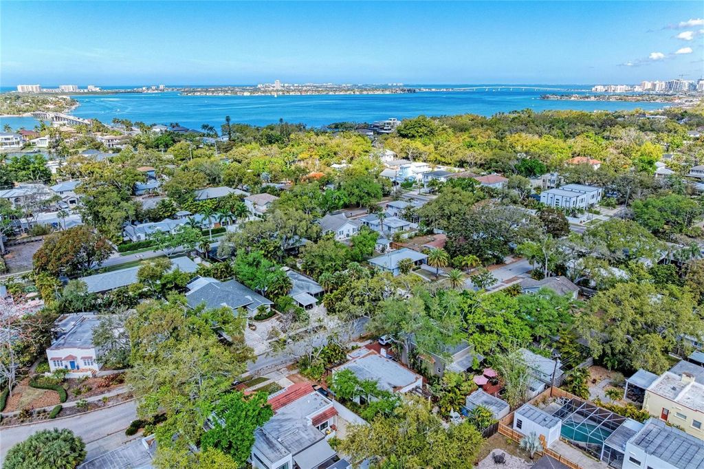 Image 7 of property listing at 3625 JACINTO COURT, Sarasota, FL 34239