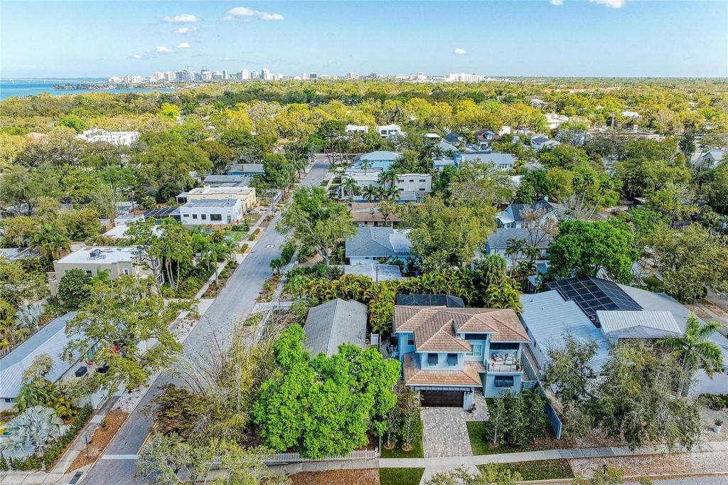 Image 8 of property listing at 3625 JACINTO COURT, Sarasota, FL 34239