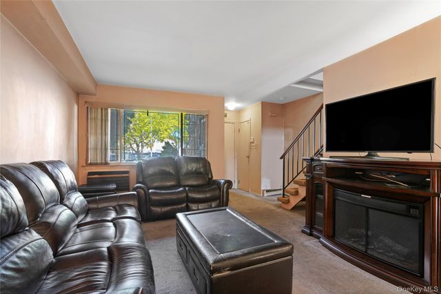 29 Croft Court, Staten Island, NY 10306