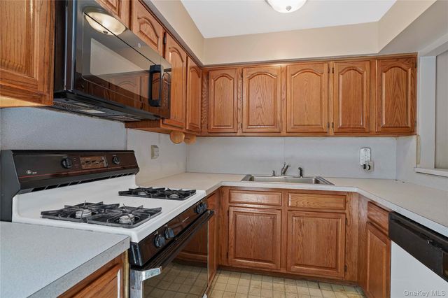 29 Croft Court, Staten Island, NY 10306