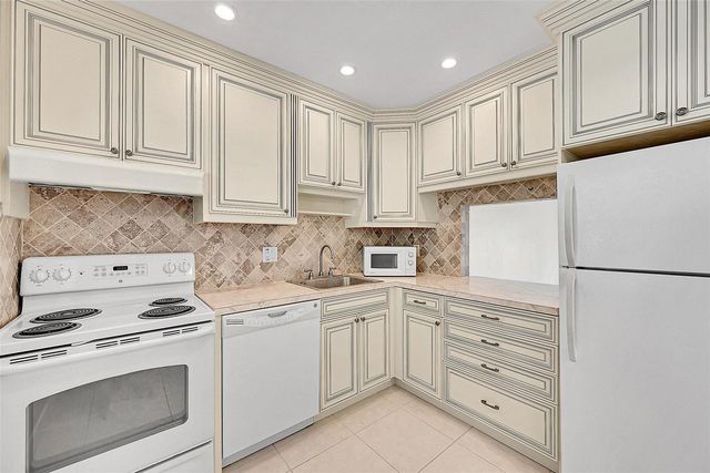 23 Abbey Lane 202, Delray Beach, FL 33446