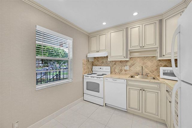 23 Abbey Lane 202, Delray Beach, FL 33446
