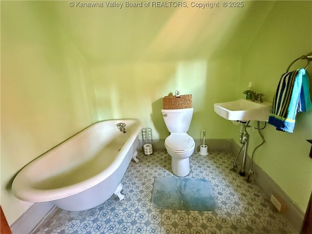 1565 Virginia Street E, Charleston, WV 25311