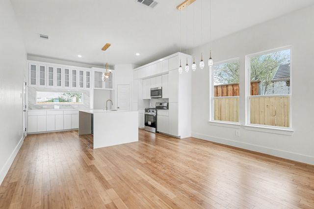 903 18th Street, Dallas, TX 75216