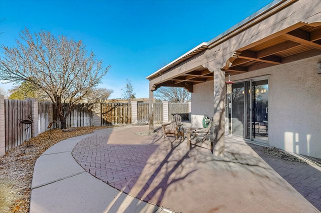 304 La Chamisal Lane NW, Los Ranchos, NM 87107