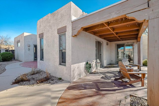 304 La Chamisal Lane NW, Los Ranchos, NM 87107