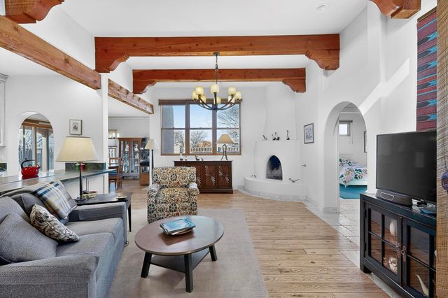 304 La Chamisal Lane NW, Los Ranchos, NM 87107