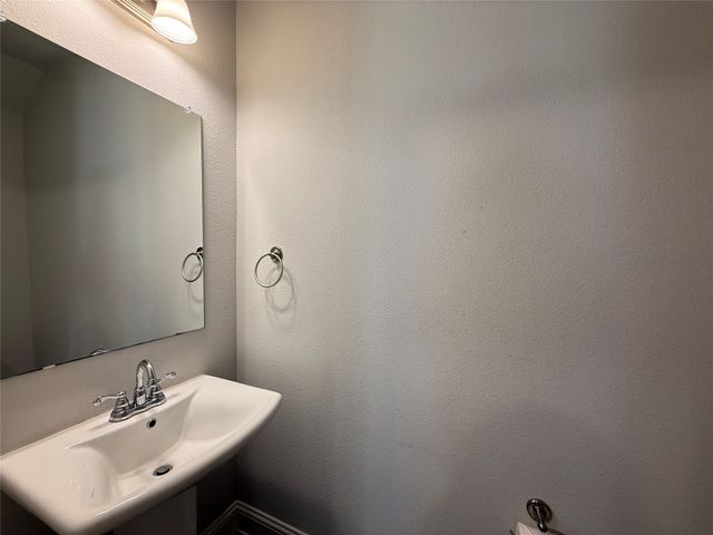 588 Hutchinson Lane, Lewisville, TX 75077