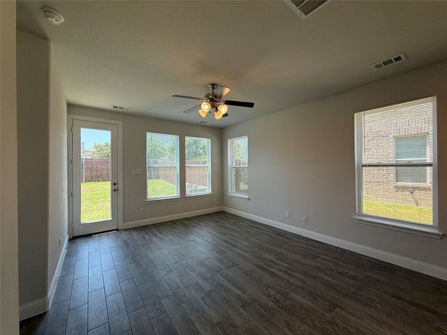 588 Hutchinson Lane, Lewisville, TX 75077