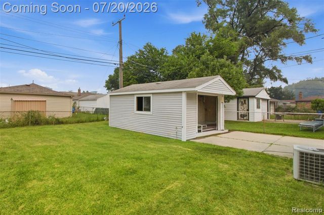 6579 N Highland Street, Dearborn Heights, MI 48127